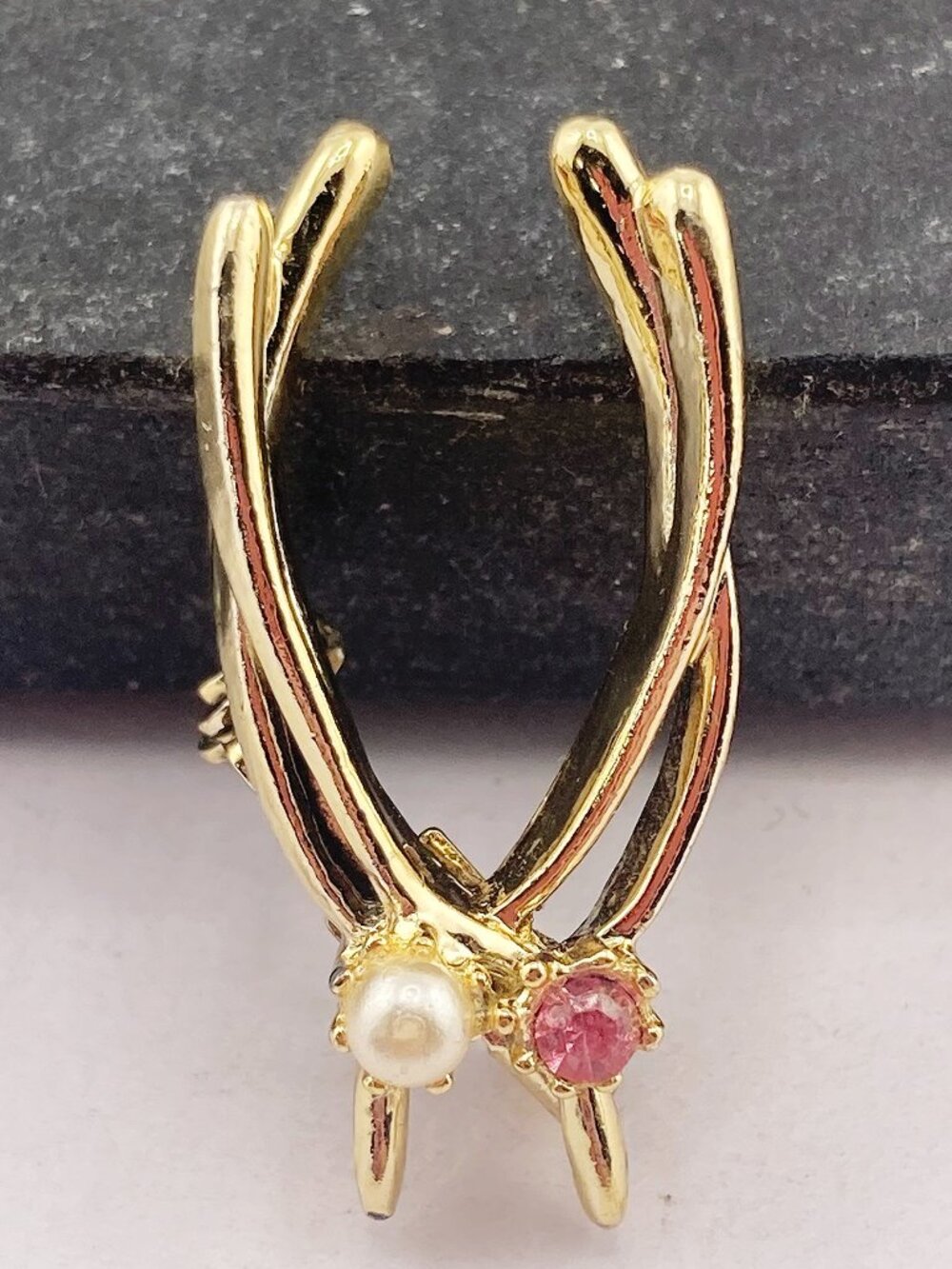 VINTAGE Gold tone metal cream faux pearl pink rhinestone wishbone shaped brooch